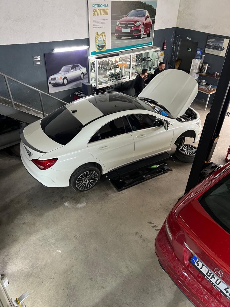 Asmer özel Mercedes servisi atölyesinde lift üzerinde beyaz CLA ve çalışan teknisyenler Gölcük Kocaeli