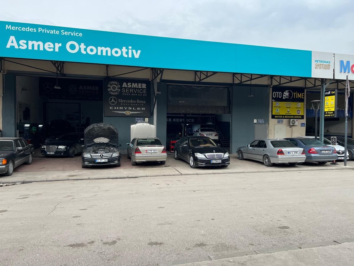 Asmer Otomotiv Mercedes özel servisi dış cephe görünümü, Gölcük Kocaeli atölye önünde Mercedes araçlar