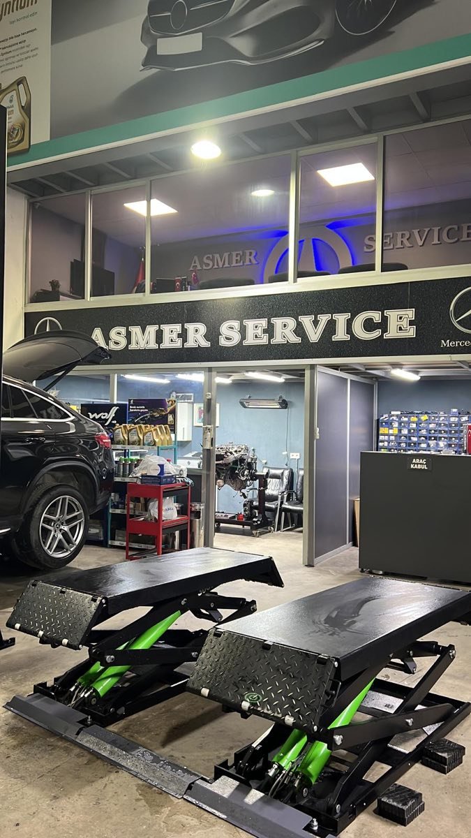 Asmer Mercedes Servisi atölye iç mekan, makaslı liftler ve araç kabul bölümü Kocaeli Gölcük