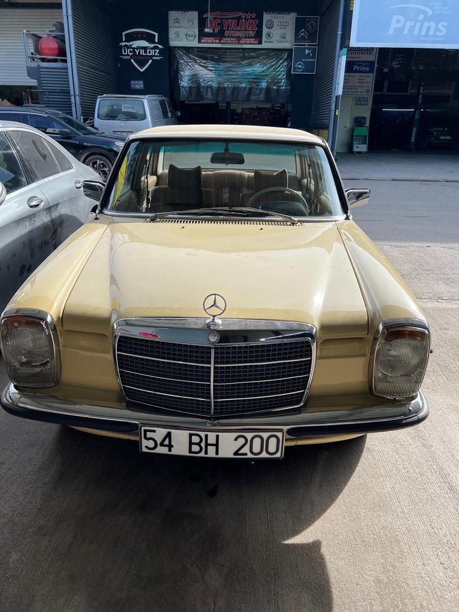 Asmer Özel Mercedes Servisi önünde klasik altın sarısı Mercedes sedan ön görünümü Kocaeli Gölcük