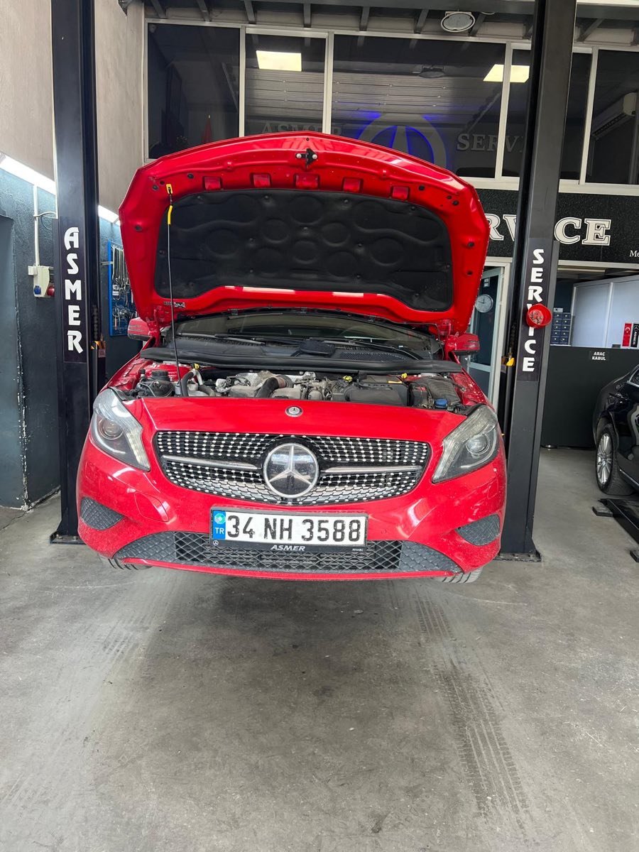 Kaputu açık kırmızı Mercedes A serisi atölyede motor kontrolü ve arıza tespiti Asmer Gölcük Kocaeli