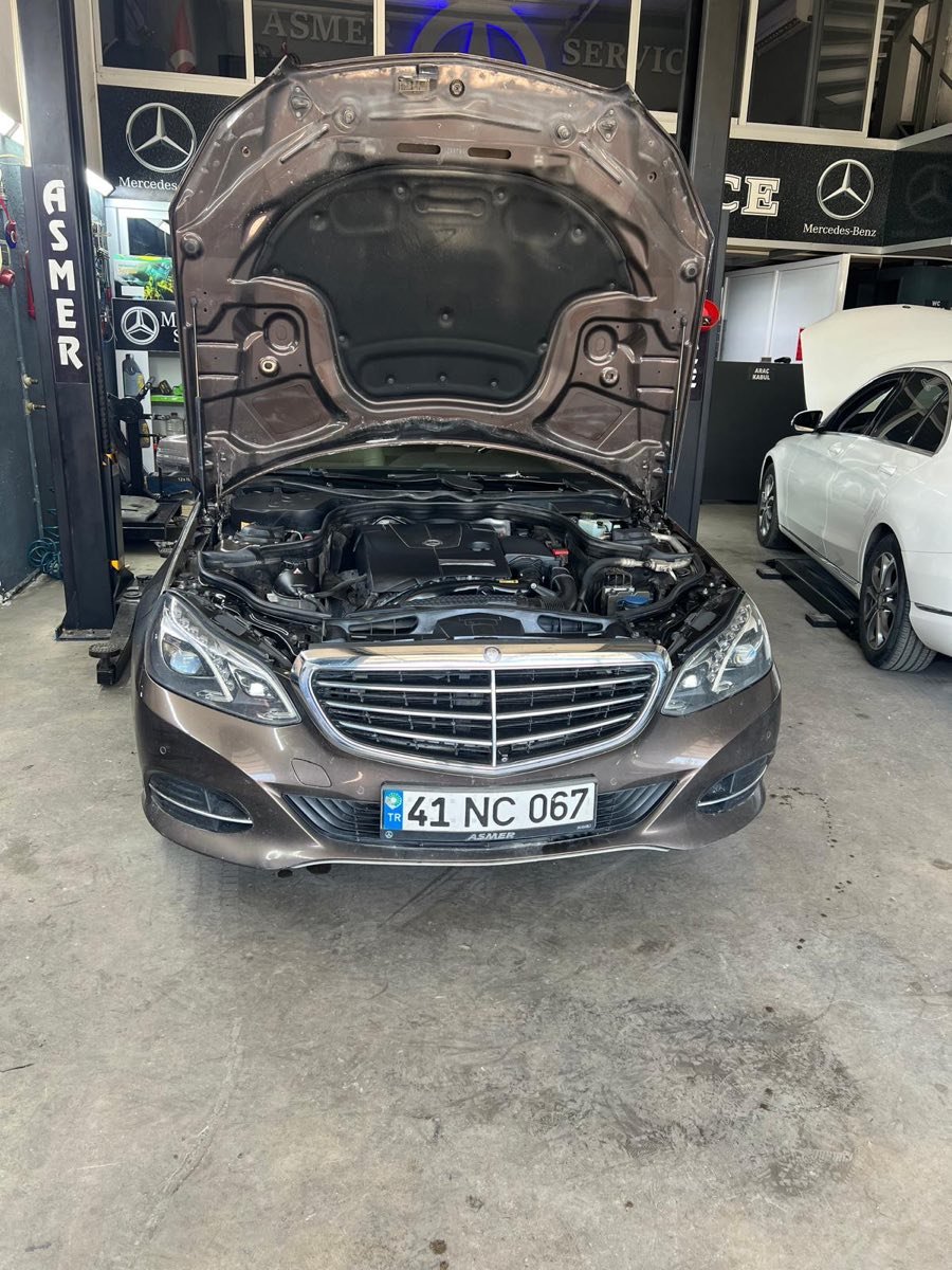 Asmer serviste kaputu açık gri Mercedes E serisi motor bölümü kontrolü ve arıza tespiti Kocaeli Gölcük