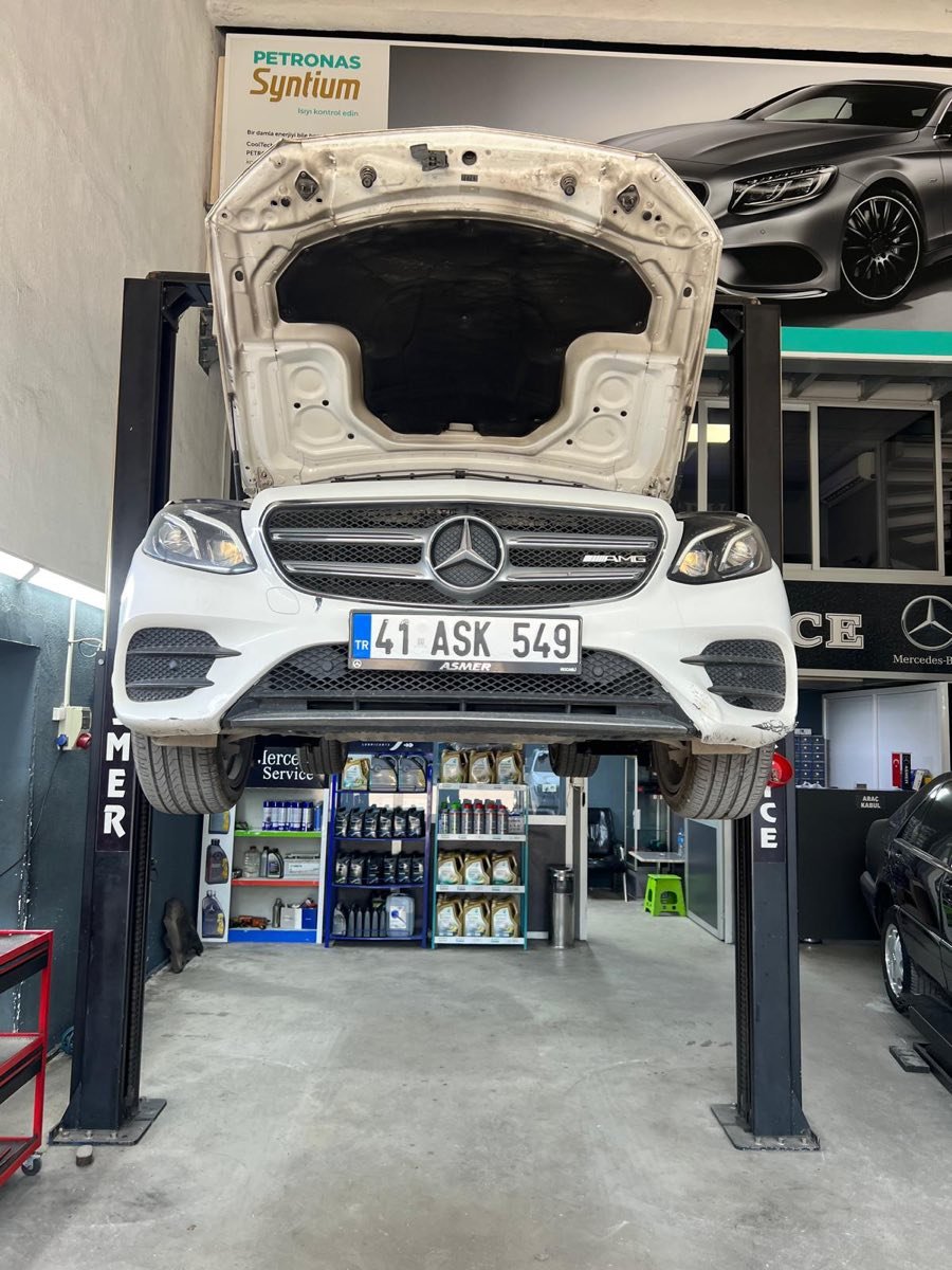 Beyaz Mercedes E serisi iki sütunlu liftte yükseltilmiş alt bakım Asmer servisi Gölcük Kocaeli