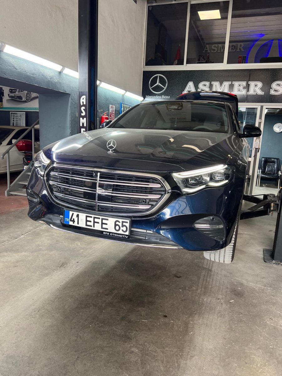 Lacivert Mercedes EQE Asmer servis atölyesinde ön görünüm, Gölcük Kocaeli Mercedes özel servisi