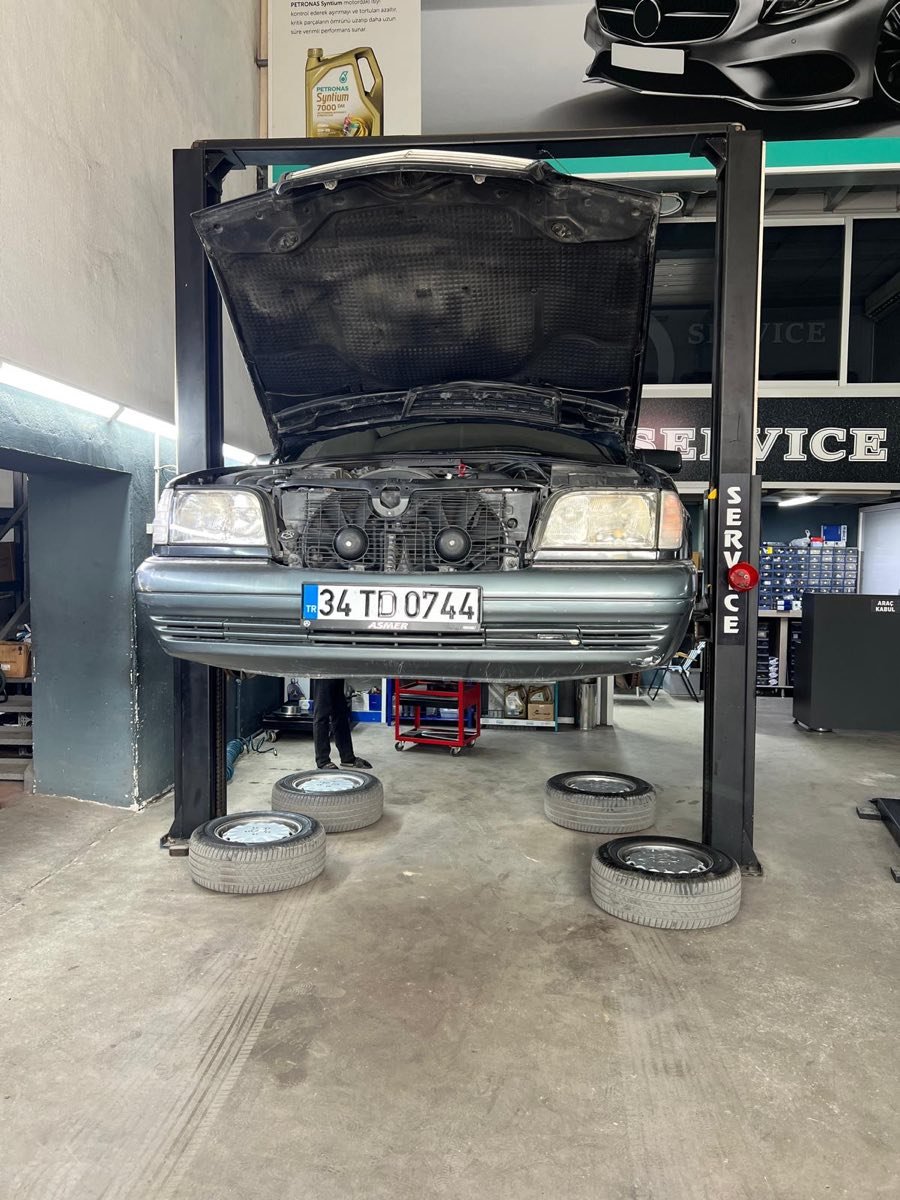 Asmer atölyede lift üzerinde Mercedes araba bakımı ve lastikler, Gölcük Kocaeli servis