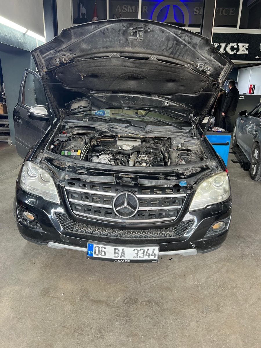 Siyah Mercedes ML kaputu açık motor bölümü, Asmer Gölcük Kocaeli Mercedes motor bakımı