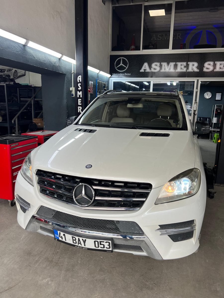 Asmer Mercedes servisinde atölye içinde beyaz Mercedes ML SUV ön görünümü bakım öncesi Kocaeli Gölcük