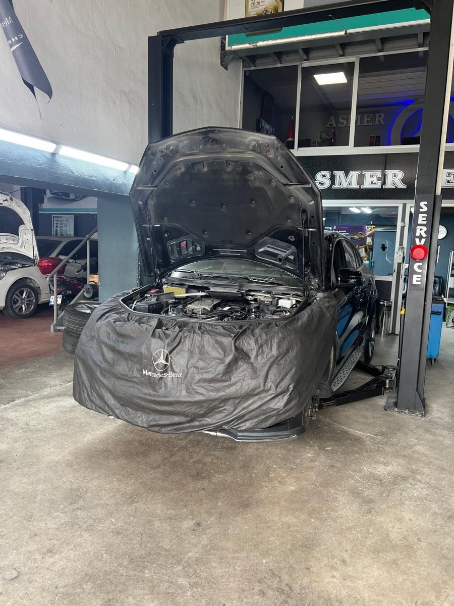 Asmer servisinde kaputu açık Mercedes aracın motor bölümünde yapılan bakım ve onarım işlemi Kocaeli