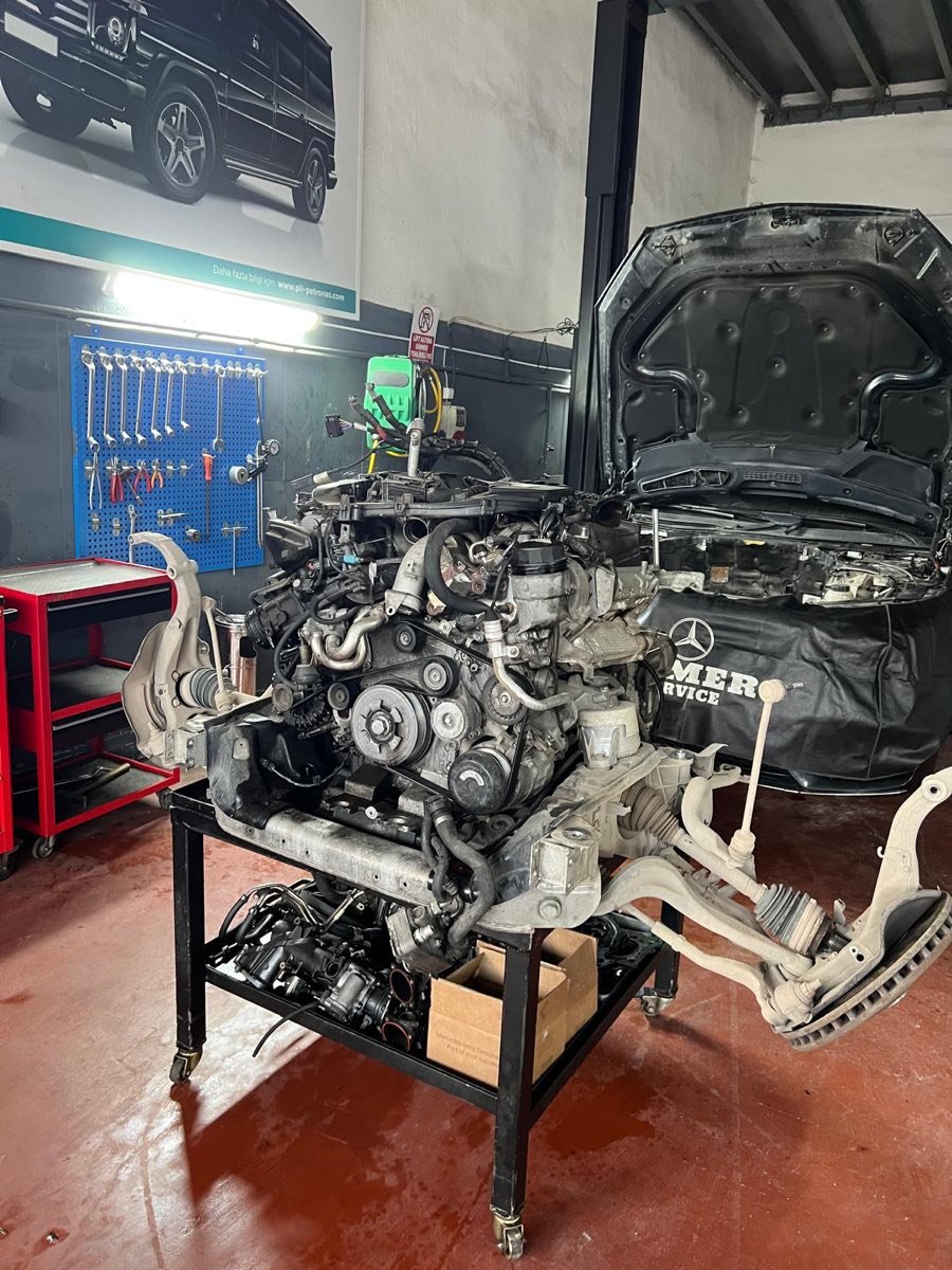 Sökülmüş Mercedes motoru sehpada motor revizyonu Asmer servisi atölyesinde Kocaeli Gölcük