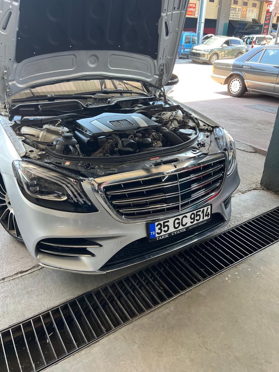 Motor kaputu açık gümüş Mercedes S-Serisi atölyede motor bakım ve revizyon işlemi Gölcük Kocaeli