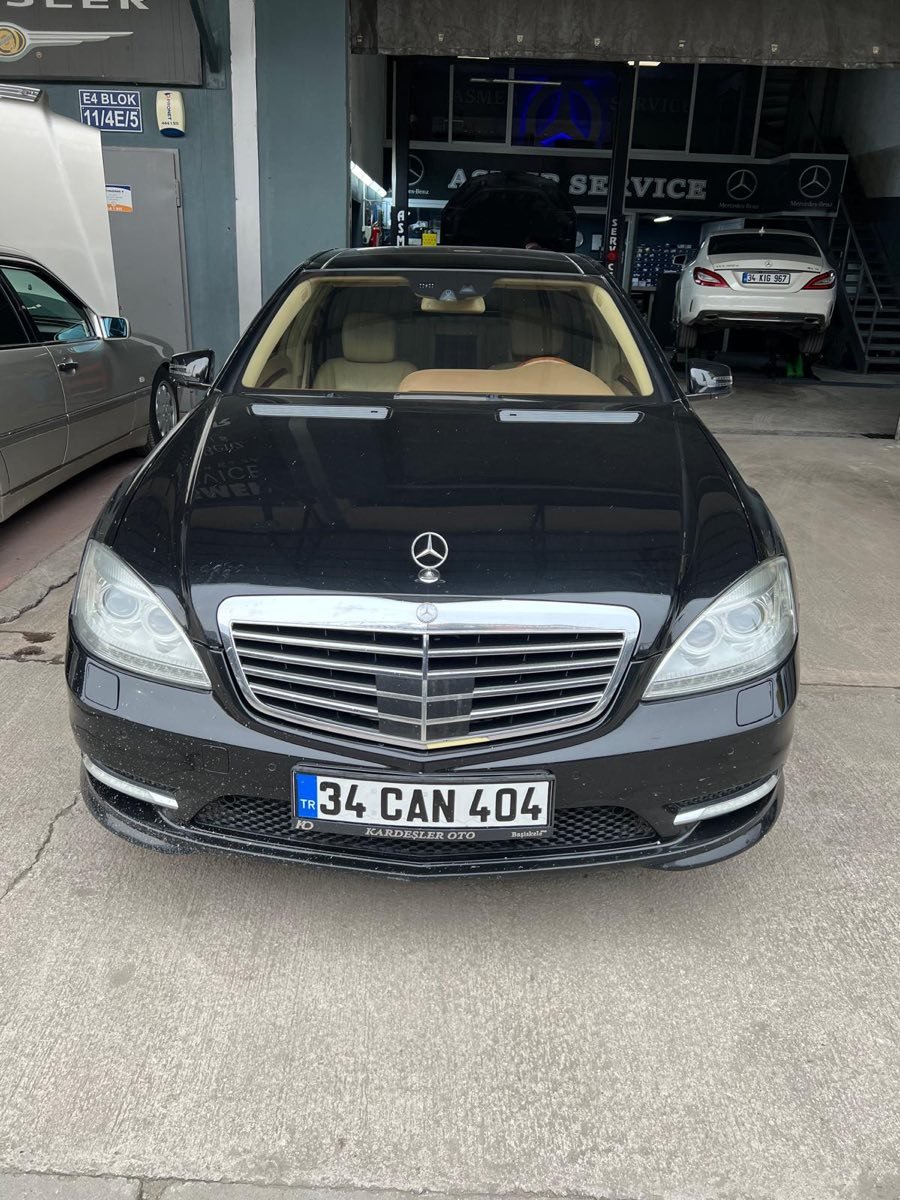 Siyah Mercedes S serisi Asmer servis önünde bakım için bekliyor Kocaeli Gölcük