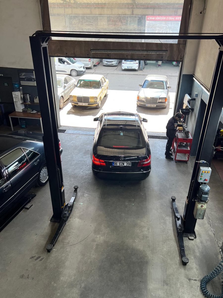 Asmer Mercedes servisi atölye içi iki sütunlu lift ve çalışılan siyah Mercedes Gölcük Kocaeli